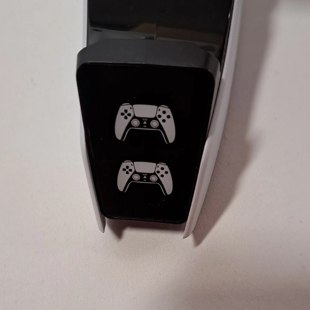 EG12B Dual Charging Dock for P5 Controller - Black and White